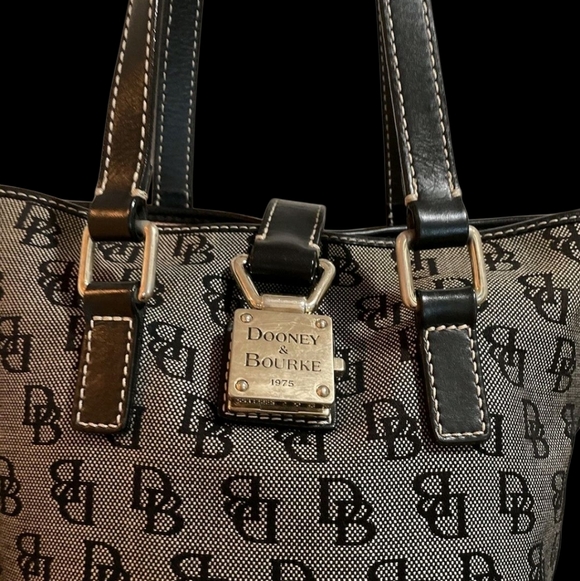 Dooney & Bourke North South vintage, classic black leather bucket bag. - Picture 8 of 8